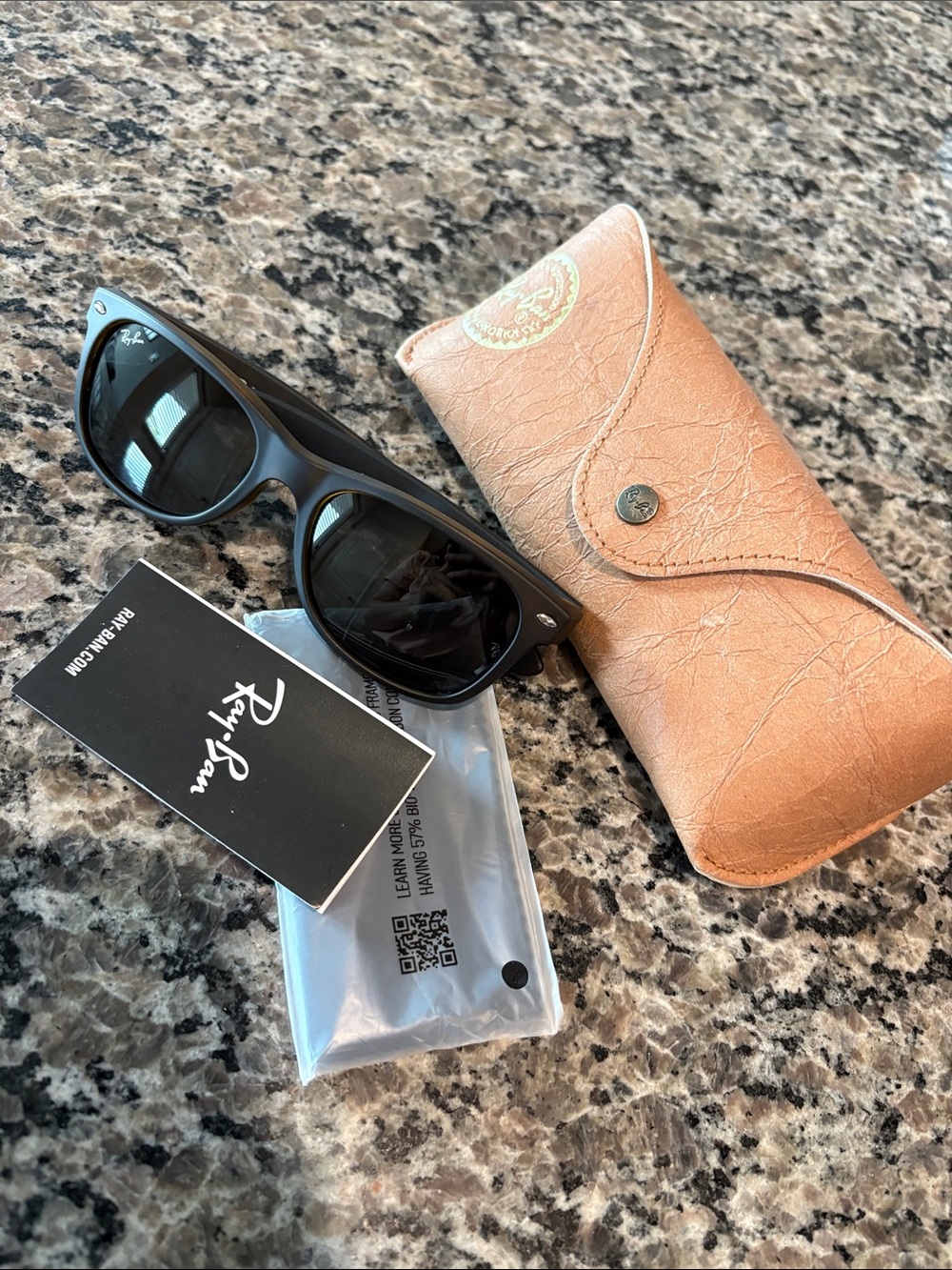 NWOT Ray-Ban Wayfarer Men’s Matte Sunglasses with Tan Case